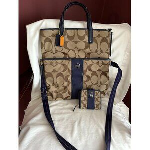 Crossbody Signature Foldover - Khaki/Navy F23304 Khaki/Navy Jacquard Tote 14"L x
